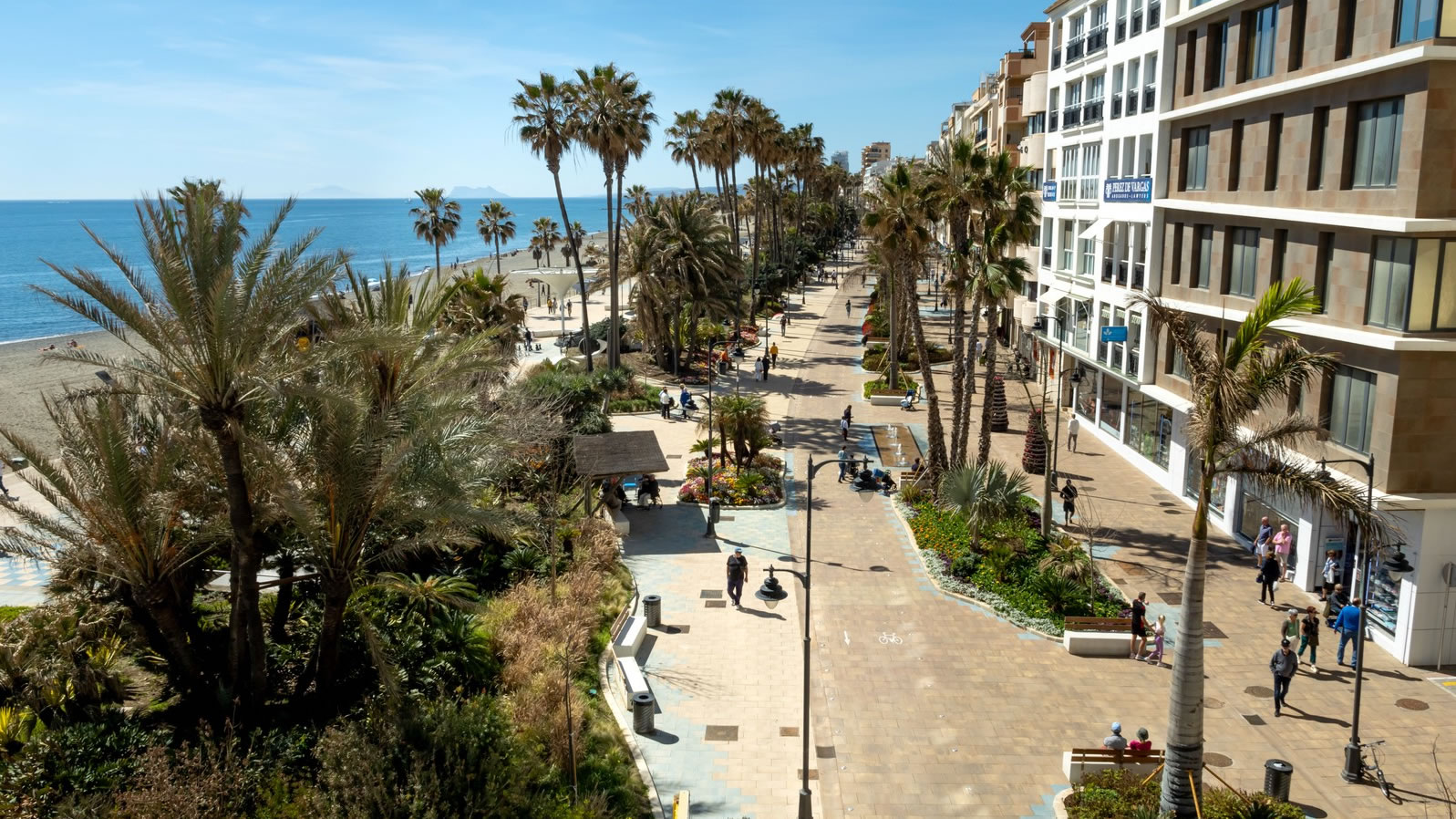 Vista aérea panorámica del nuevo Bulevard de la Avenida España de Estepona junto al Paseo Marítimo. Una infraestructura urbana renovada, accesibilidad universal y zonas verdes.