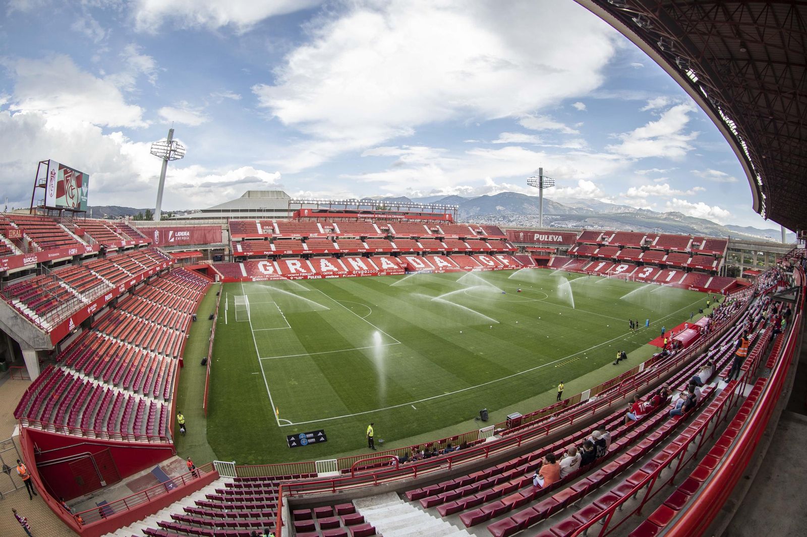 Obras de reforma del Estadio Municipal Nuevo Los Cármenes en Granada: reparación estructural, impermeabilización, juntas y drenaje ejecutadas por GRULOP.