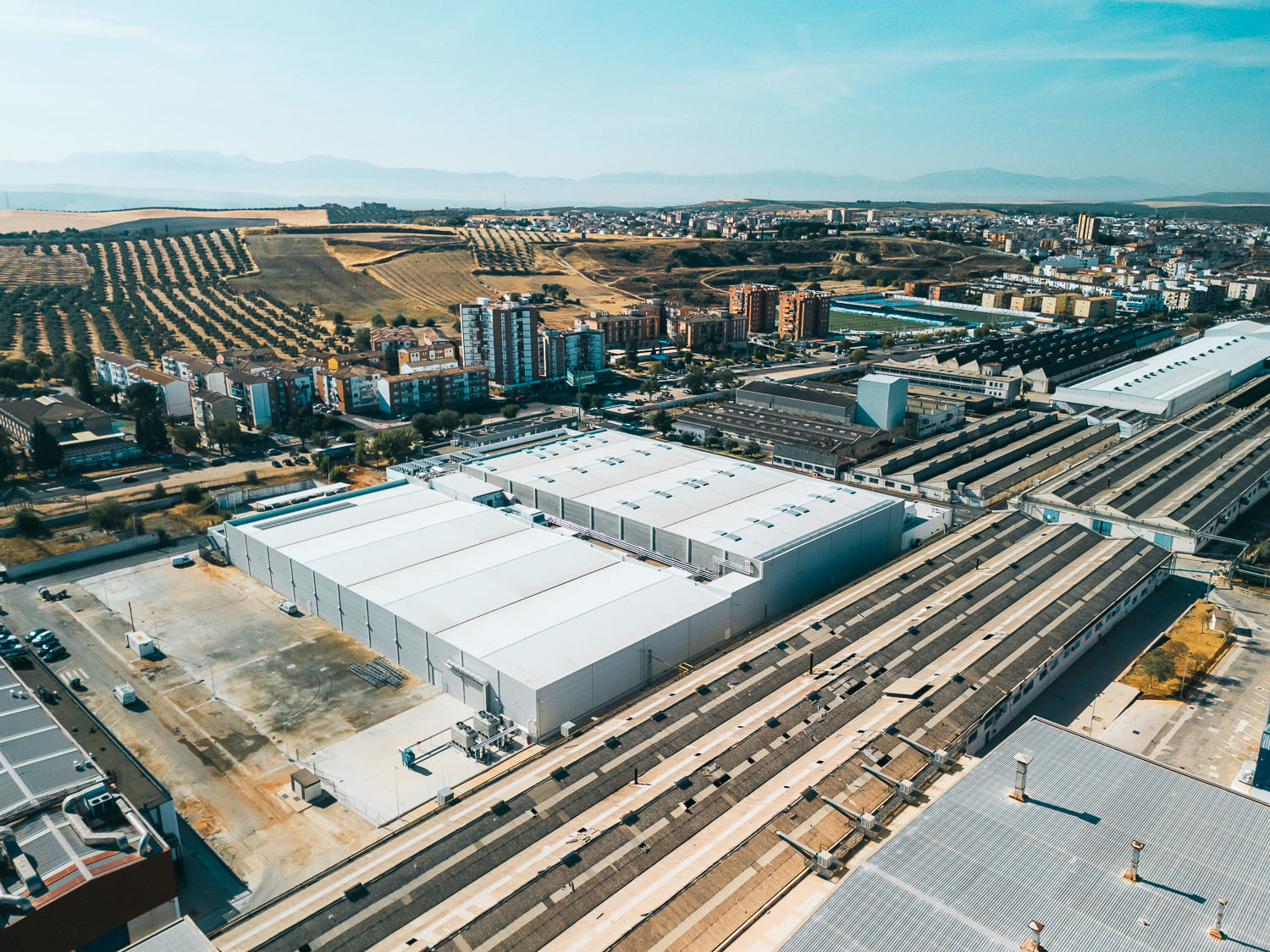 Nave industrial y edificio de oficinas de Desay SV, proyecto ejecutado en Linares