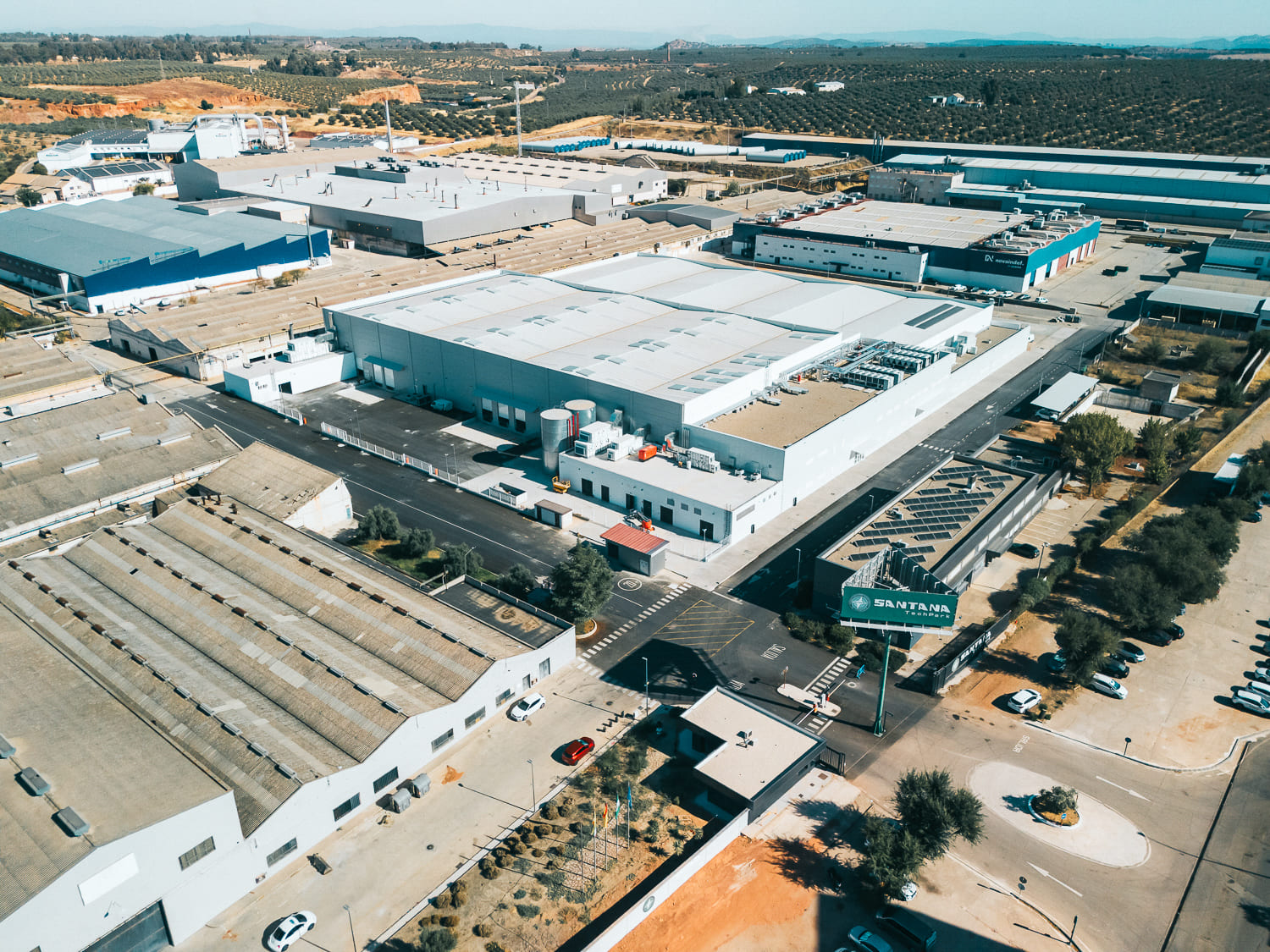 Nave industrial y edificio de oficinas de Desay SV en Linares